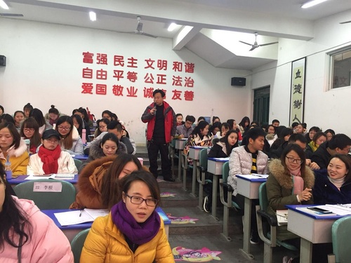 2018年1月28日“博物馆之友”成员罗仕芳走进江油诗城小学，为他们普及李白文化当代价值观