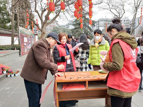 2018年2月12日博物馆之友会员在李白纪念馆大门口开展义务送春联活动