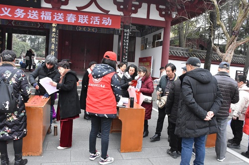 2019年1月30日“博物馆之友”会员在李白纪念馆大门口开展义务送春联活动