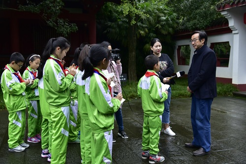 2017年10月10日“博物馆之友”敬永谅现场为诗城小学的学生讲解李白