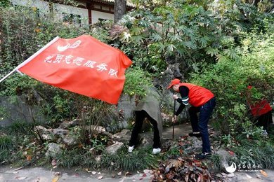 留住绿色  留住美丽 ——李白纪念馆志愿者开展环境绿化整治活动