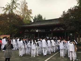 江油实验中学高中部500余名学生走进李白纪念馆