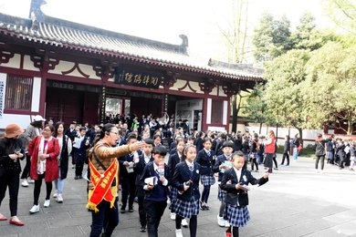 千名学生春日话李白