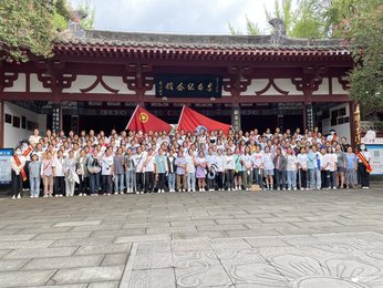 江油职中布拖班新生走进江油市李白纪念馆